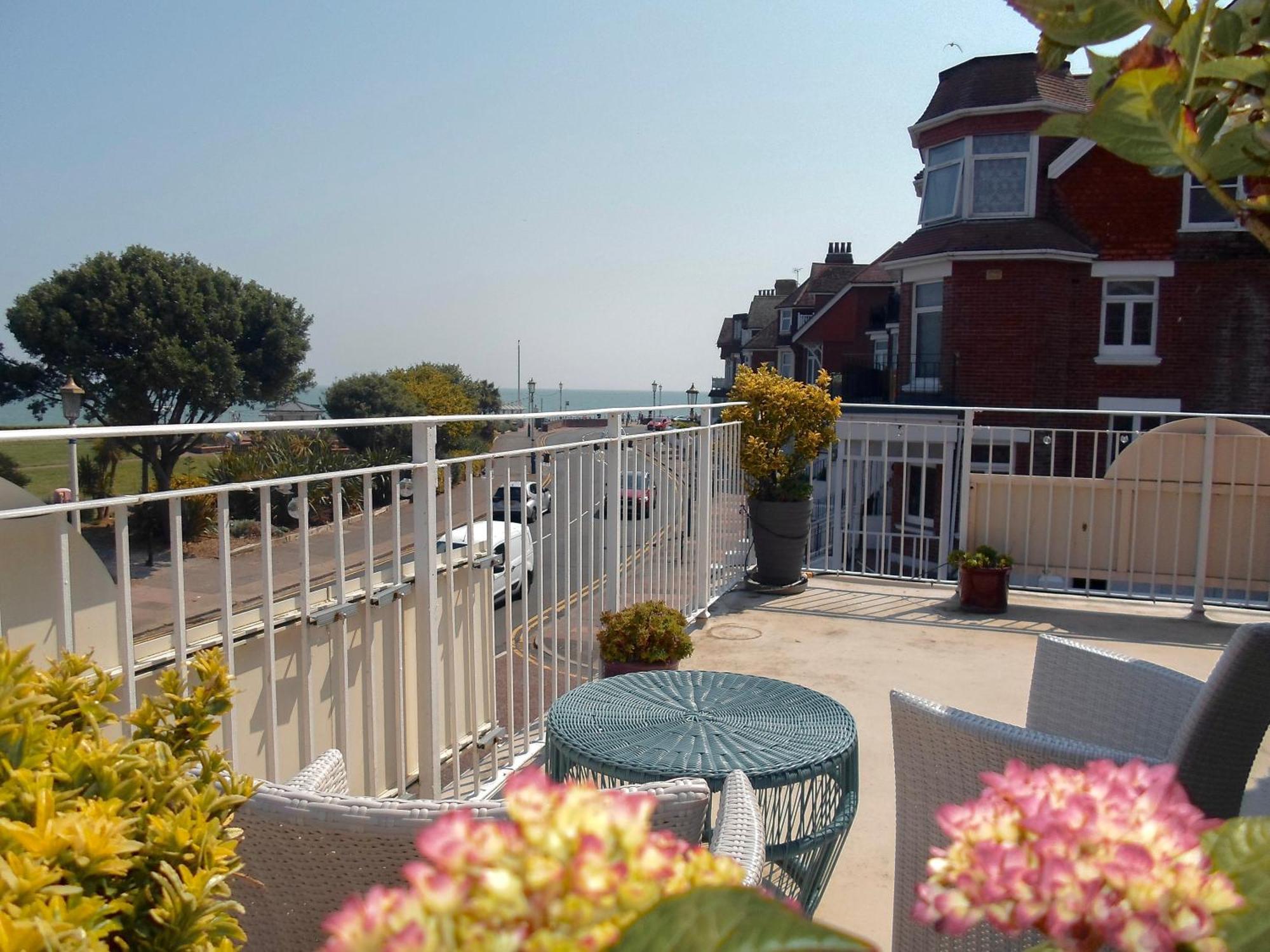 The New England Hotel Eastbourne Bagian luar foto