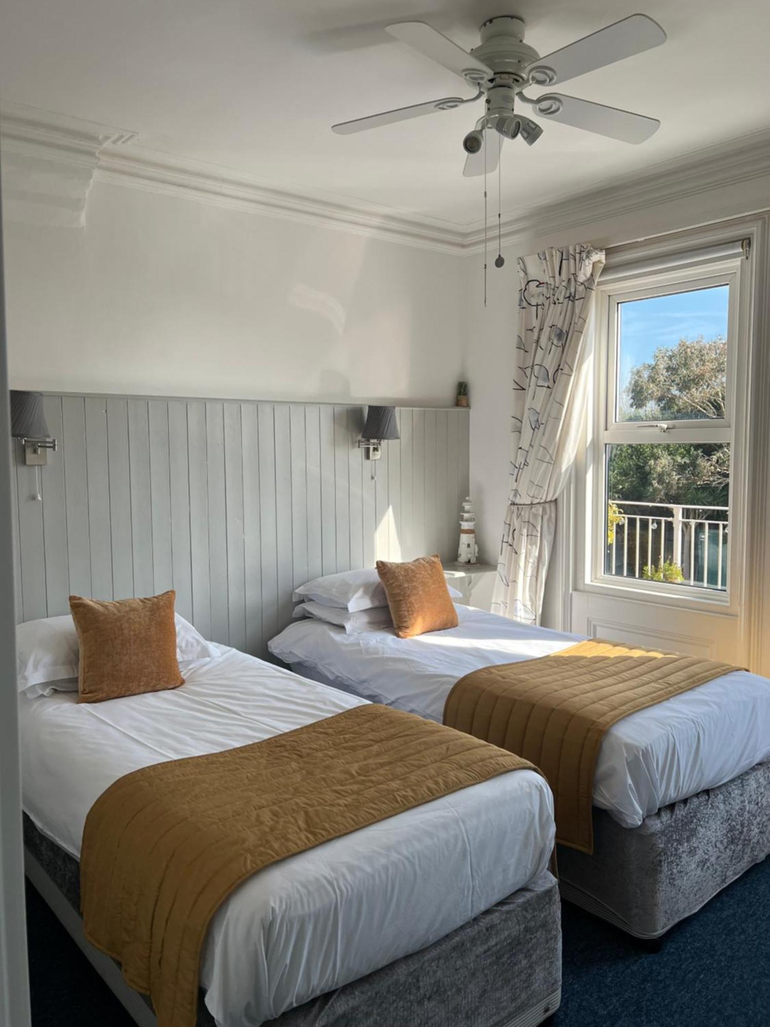 The New England Hotel Eastbourne Bagian luar foto